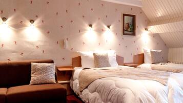 Une chambre d’hôtel avec un grand lit, un canapé et un tableau au mur.