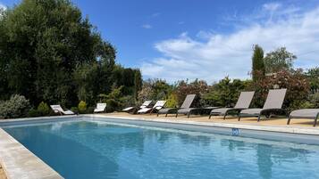 Een seizoensgebonden buitenzwembad