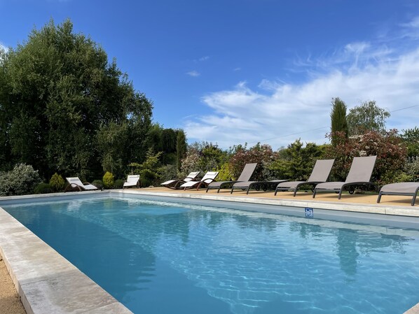 Een seizoensgebonden buitenzwembad