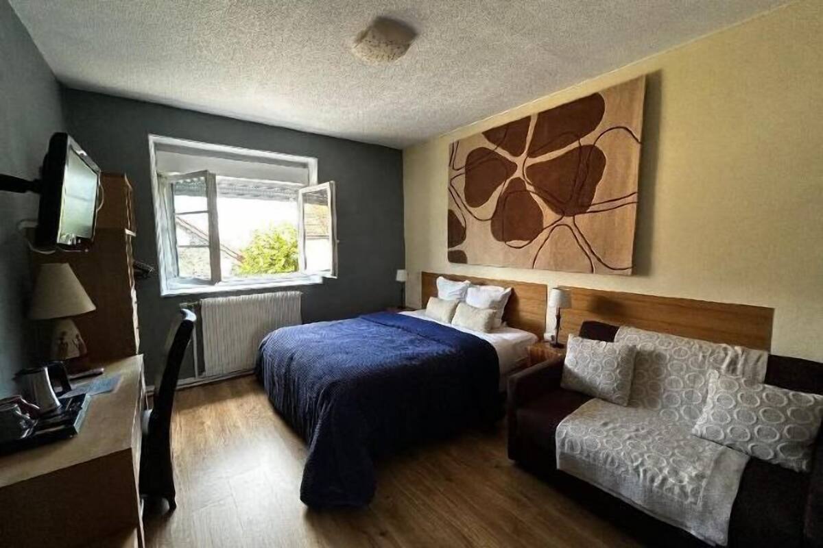 Desk, soundproofing, cribs (free), WiFi (free)