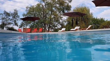 Una piscina al aire libre de temporada