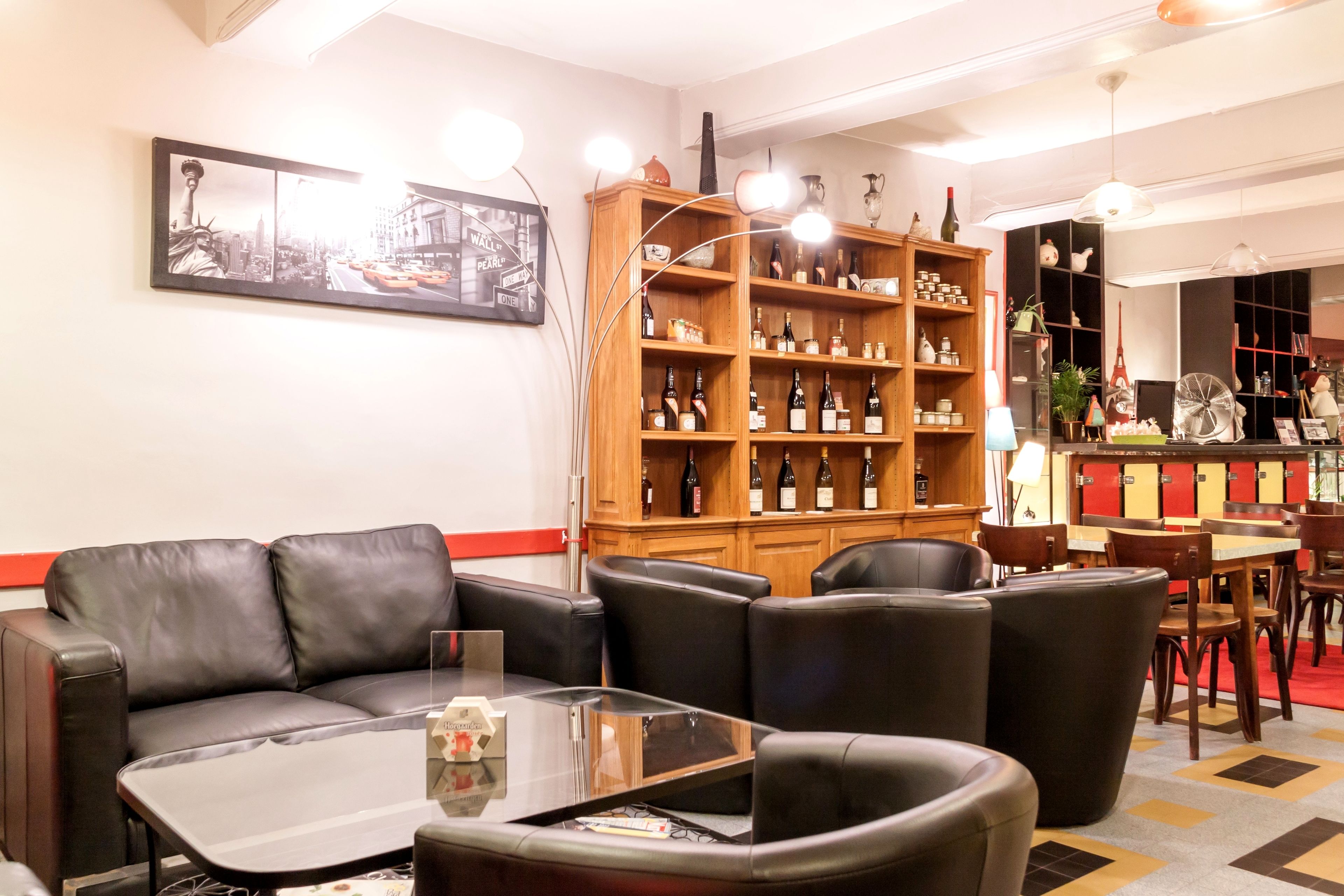 تلفزيون بحجم 43-بوصة يعرض قنوات تلفزيونية رقمية