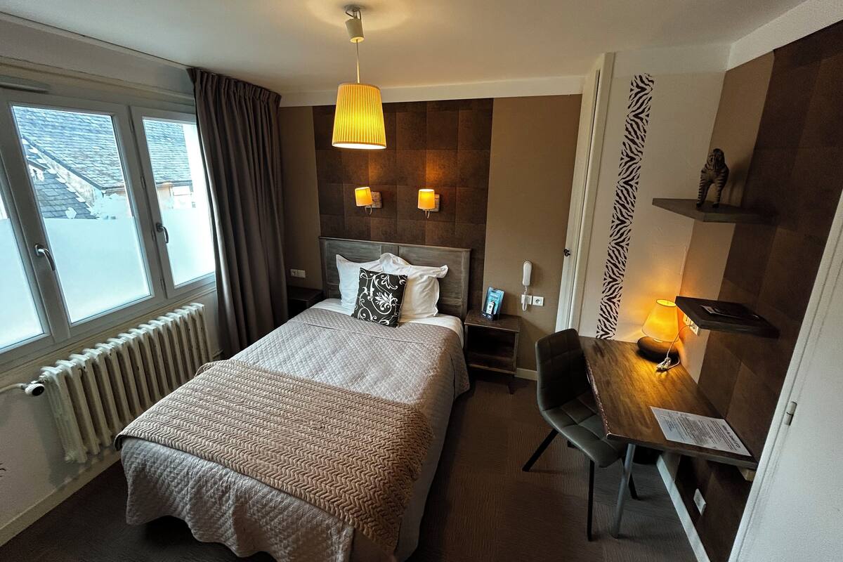 twin room | desk, free cots/infant beds, free wifi, bed sheets