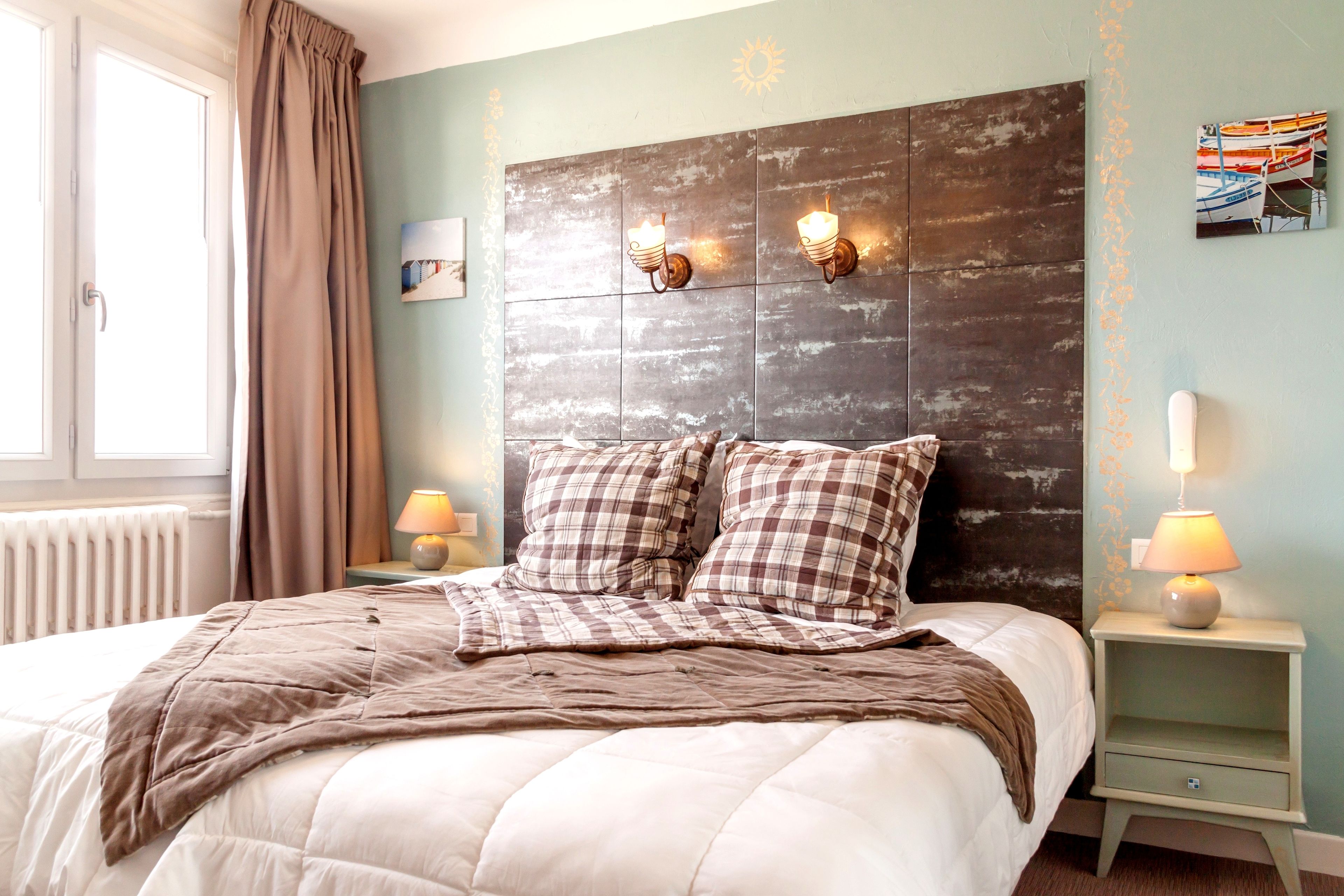 desk, free cots/infant beds, free wifi, bed sheets