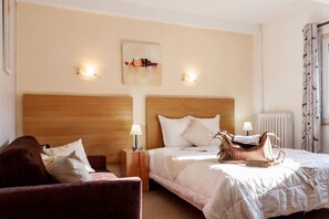 Superior tweepersoonskamer | Een bureau, gratis babybedden, gratis wifi, beddengoed