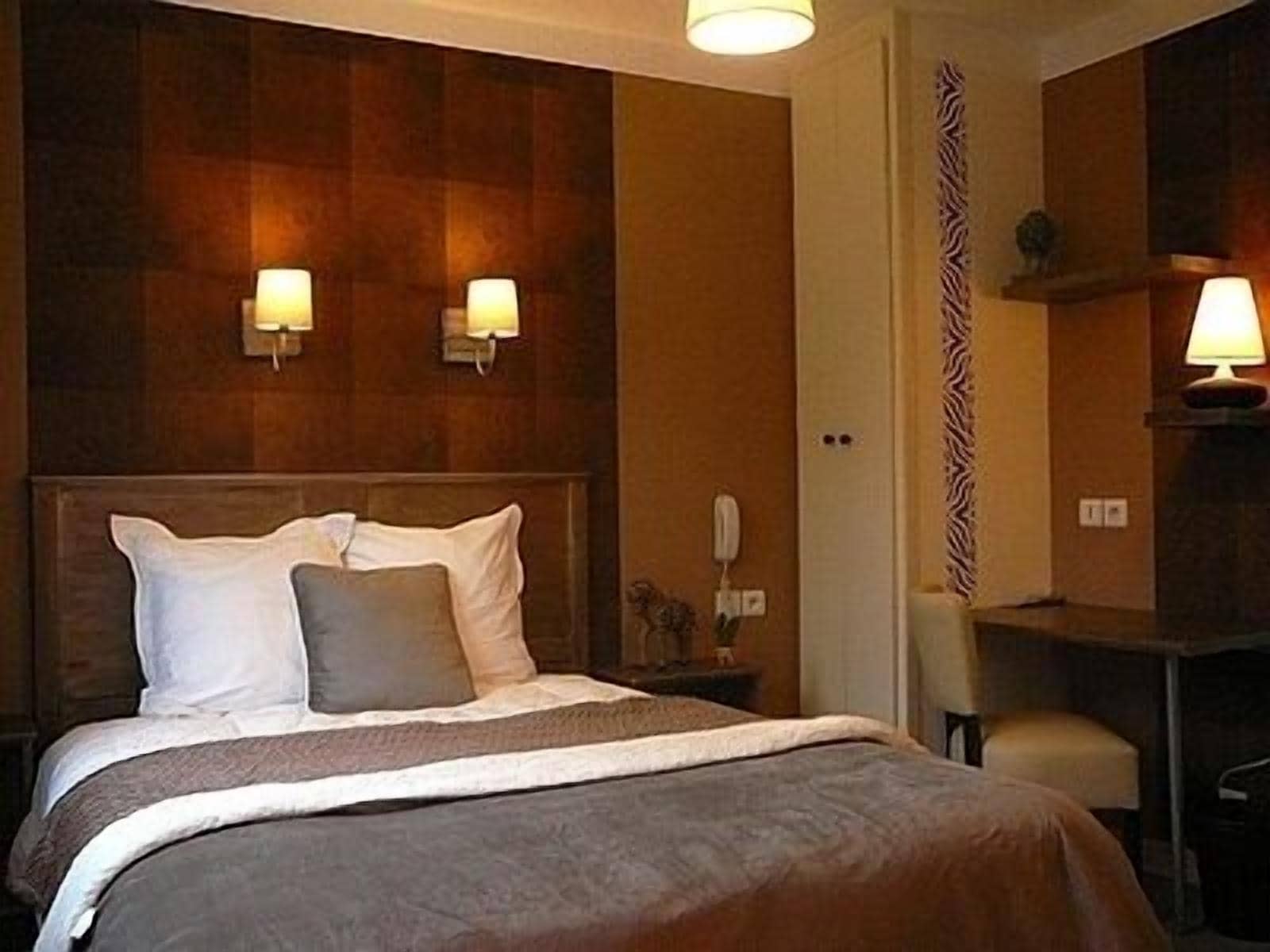 desk, free cots/infant beds, free wifi, bed sheets