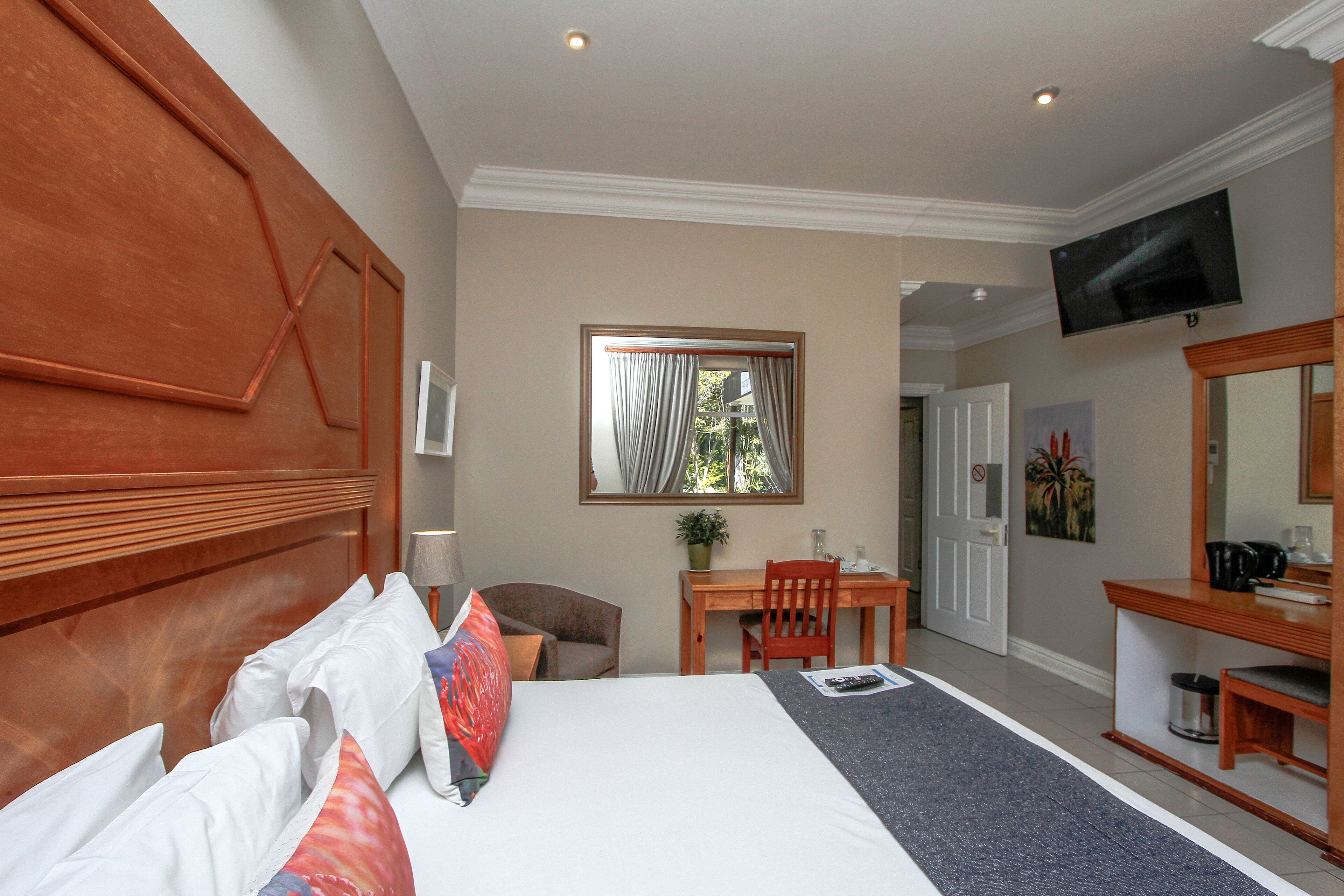 Ropa de cama de alta calidad y caja de seguridad en la habitación 