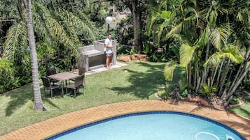 Outdoor pool, pool umbrellas, sun loungers
