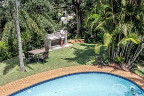Outdoor pool, pool umbrellas, pool loungers - The Sandringham Bed and Breakfast (Umhlanga)