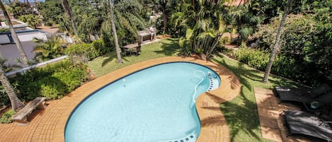 Außenpool, Sonnenschirme, Liegestühle