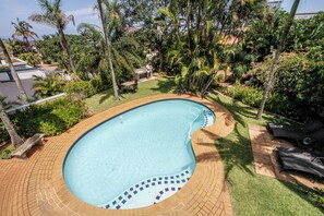 Outdoor pool, pool umbrellas, pool loungers - The Sandringham Bed and Breakfast (Umhlanga)