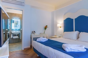 Minibar, in-room safe, desk, blackout curtains - Hotel Villa Ottone (Portoferraio)