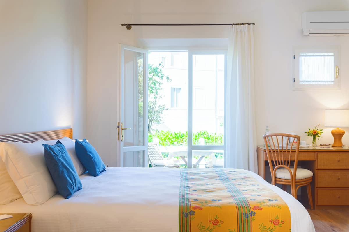 cottage (garden view) | 1 bedroom, minibar, in-room safe, desk