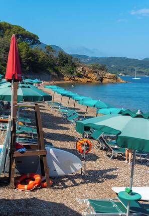 位於海灘上、白沙、躺椅、遮陽傘
