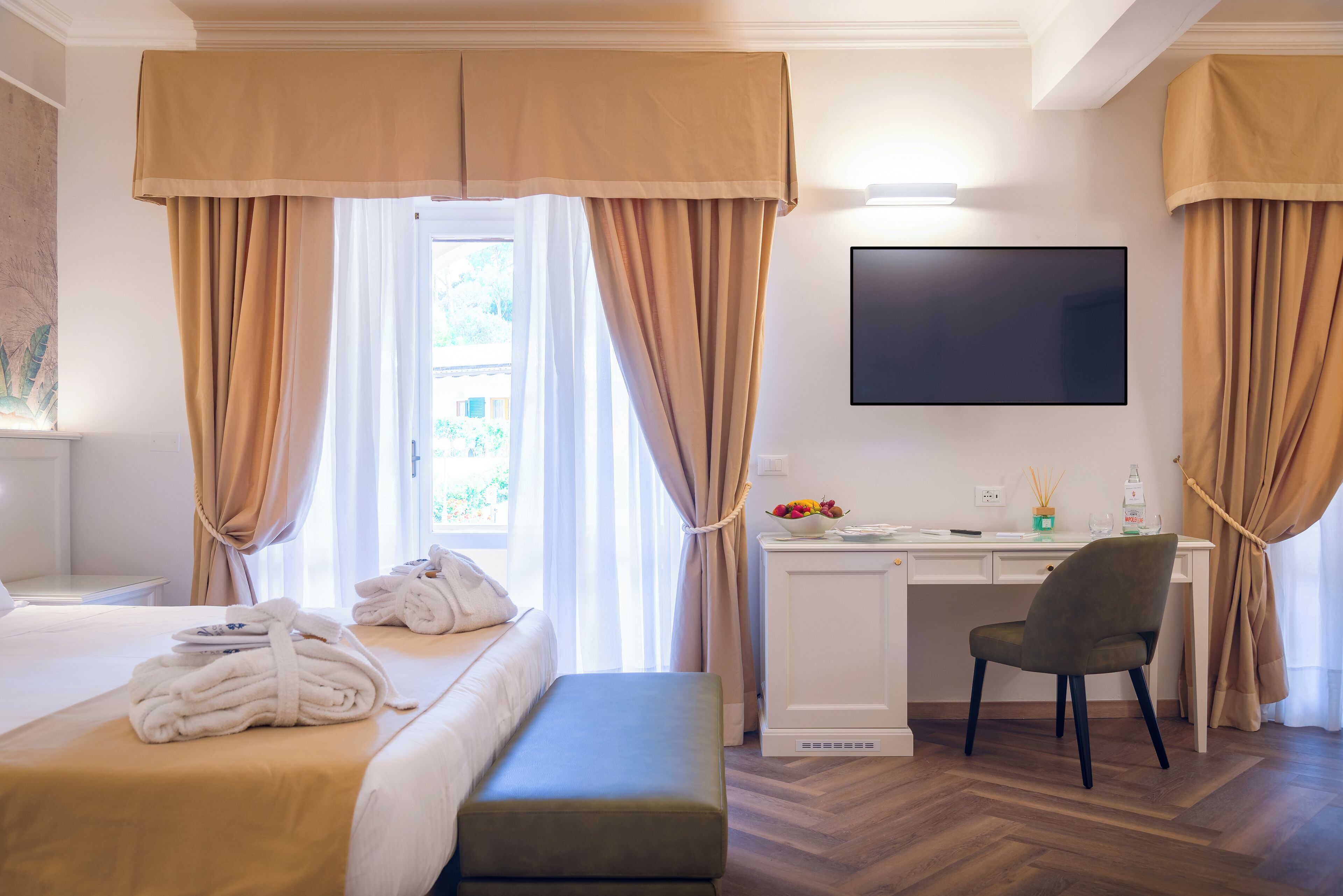 Camera Superior De Luxe | Minibar, una cassaforte in camera, una scrivania, tende oscuranti