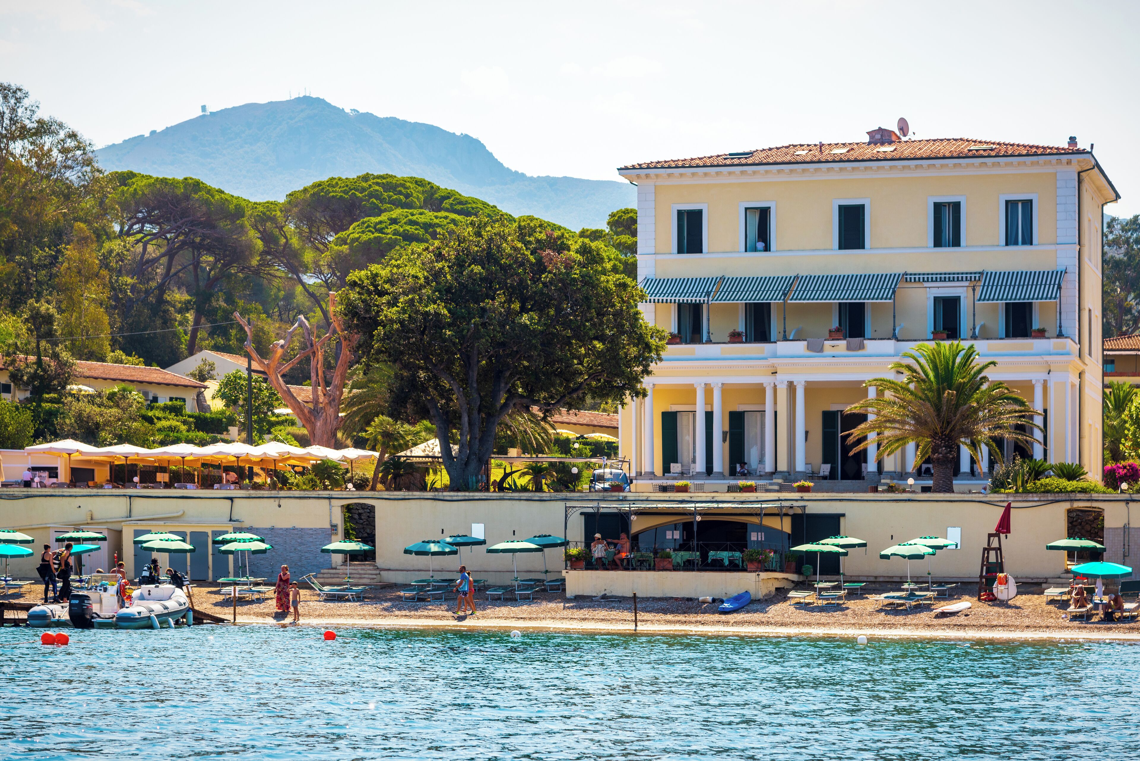 Plage, sable blanc, chaises longues, parasols