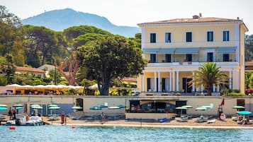 Plage, sable blanc, chaises longues, parasols
