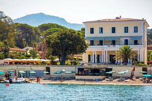 On the beach, white sand, sun loungers, beach umbrellas - Hotel Villa Ottone (Portoferraio)