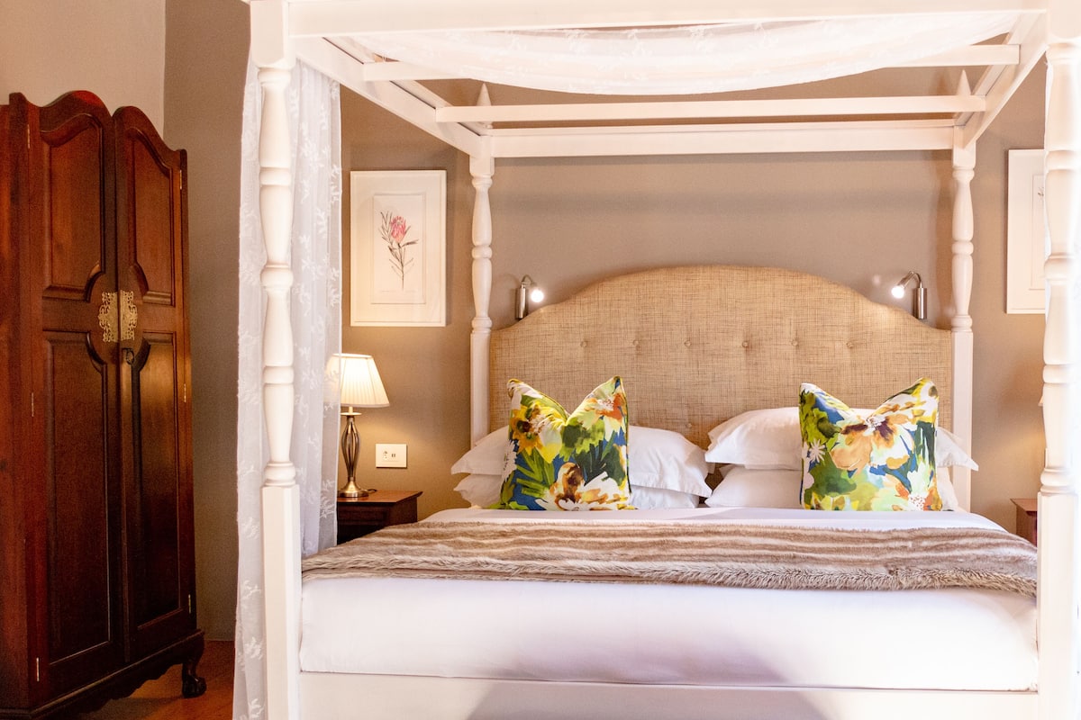 Heritage Protea  | Minibar, in-room safe, desk, laptop workspace