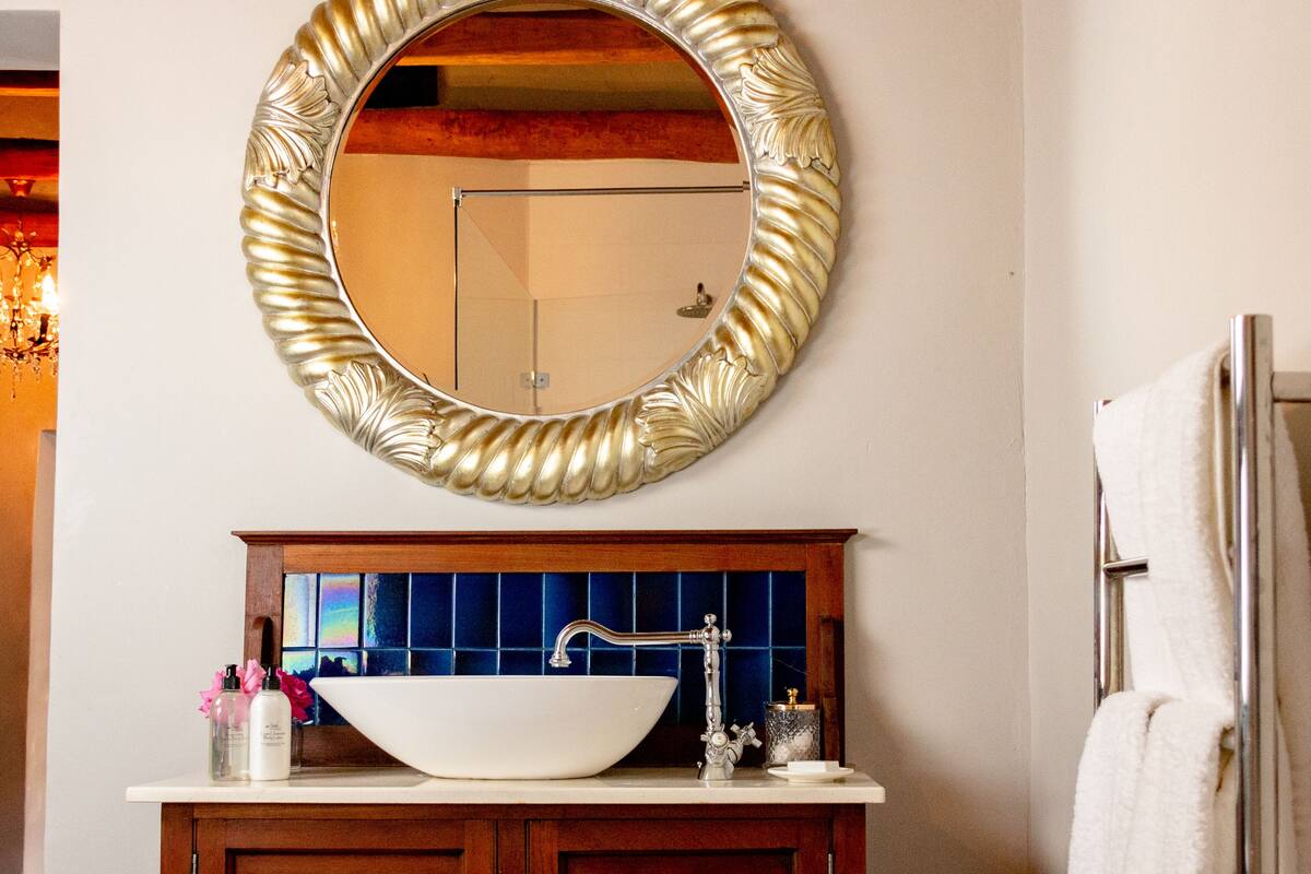 honeymoon suite | bathroom sink