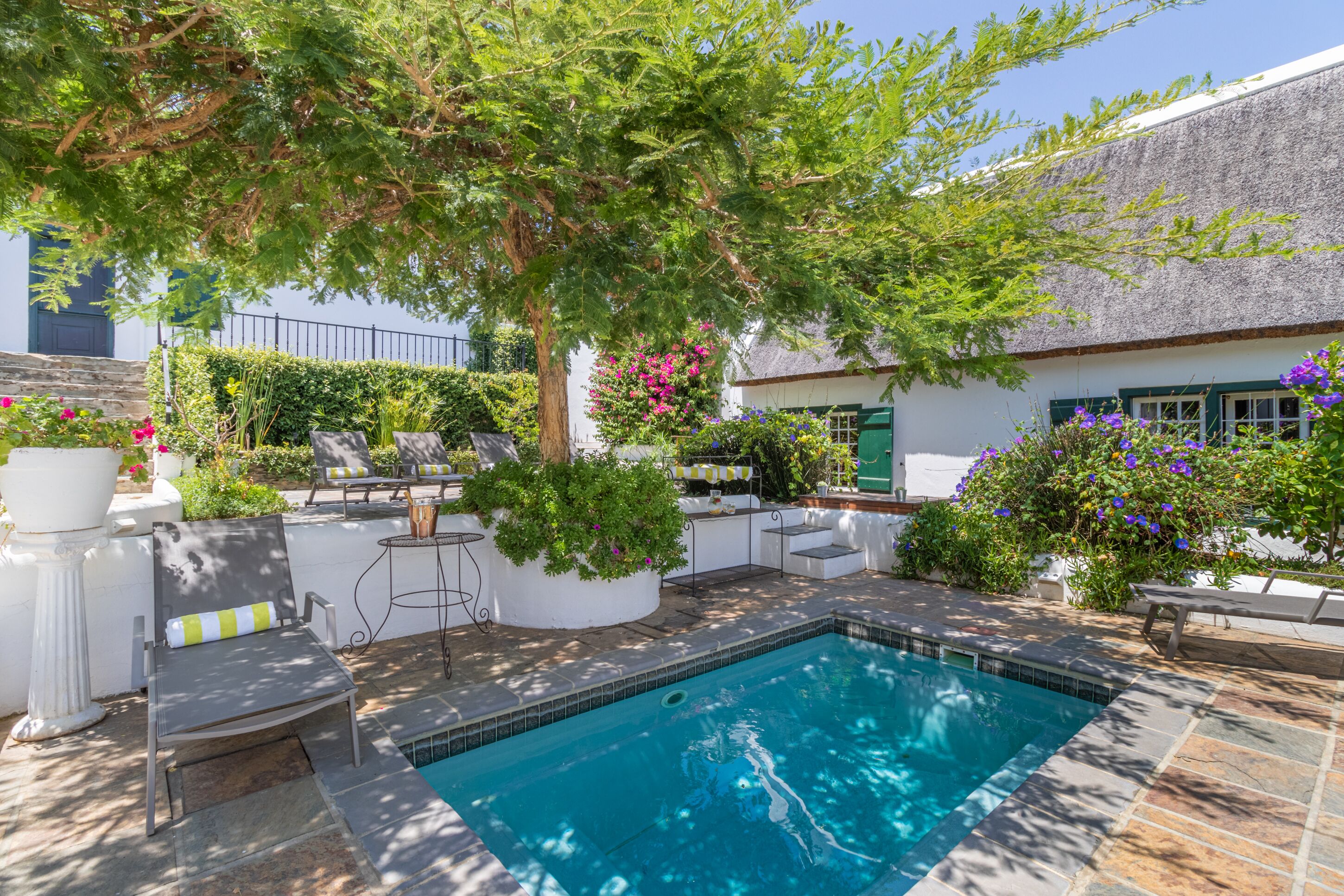 3 outdoor pools, open 6:30 am to 10:00 pm, pool umbrellas, pool loungers