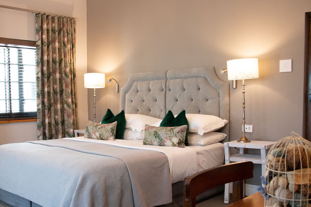 Protea Room | Minibar, in-room safe, desk, laptop workspace