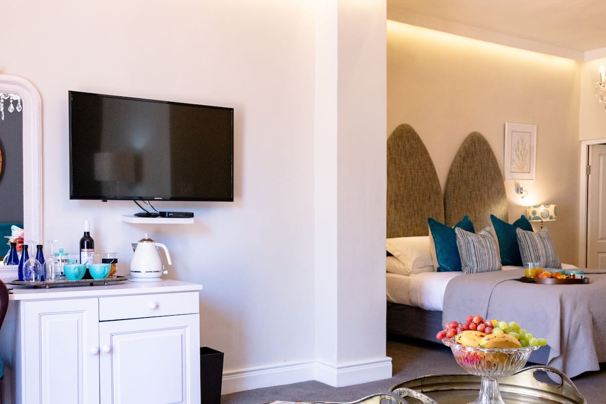 Pool Room | Minibar, in-room safe, desk, laptop workspace