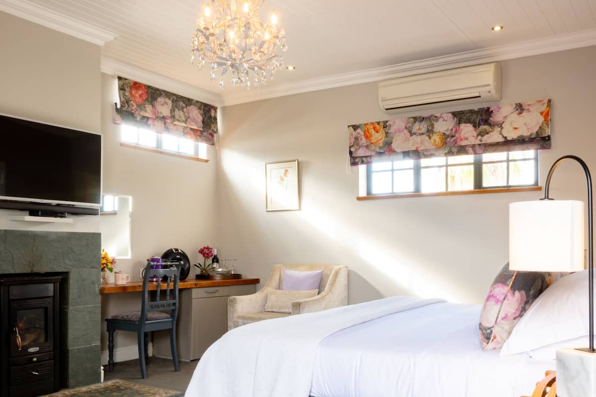Saronsberg Suite | Minibar, in-room safe, desk, laptop workspace