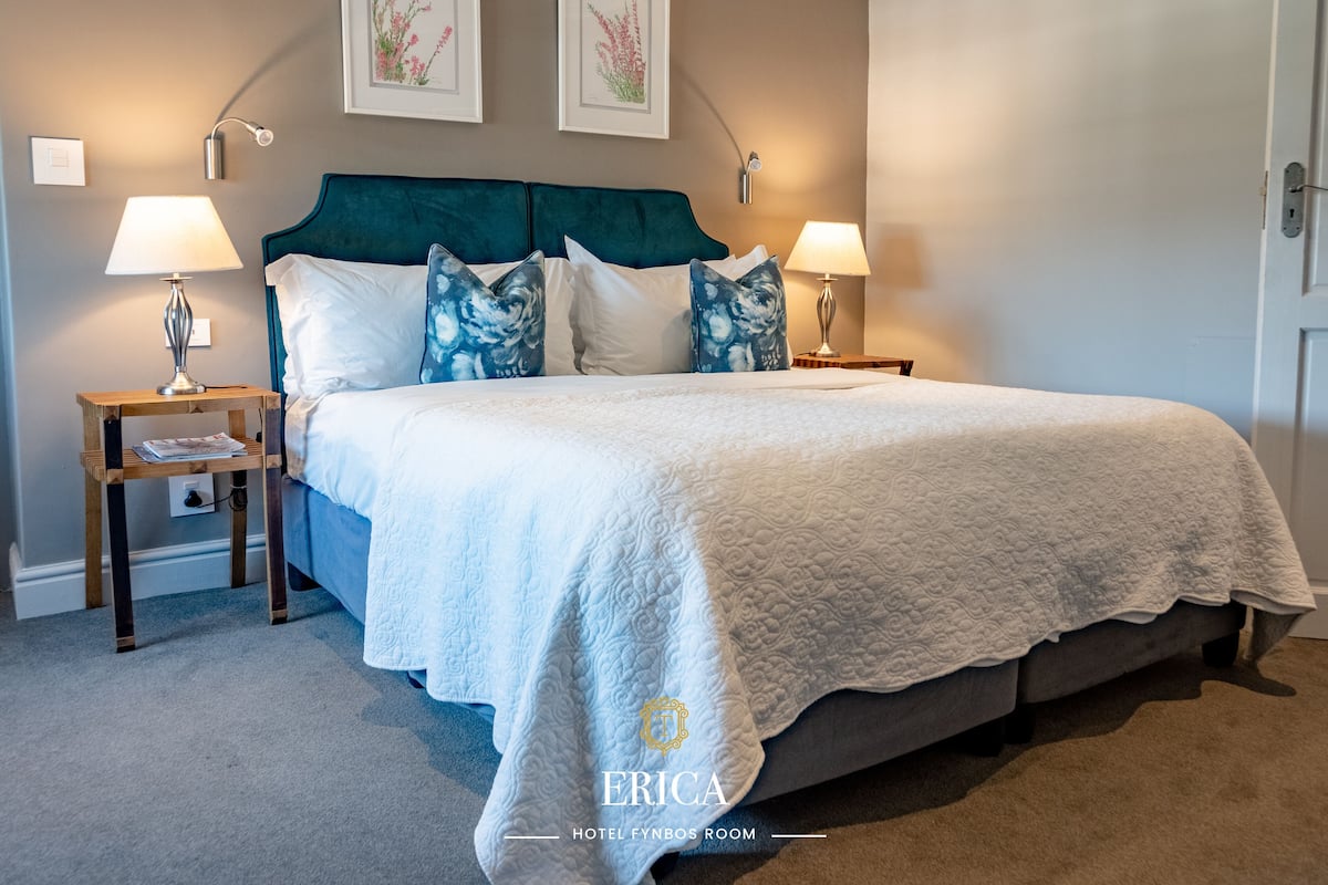 Kamer (Hotel Fynbos) | 1 slaapkamer, een minibar, een kluis op de kamer