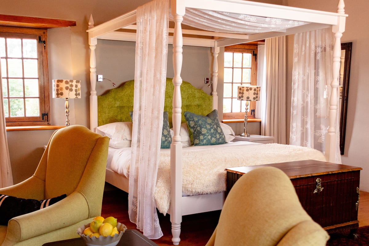Heritage Obiqua Suite | Minibar, in-room safe, desk, laptop workspace