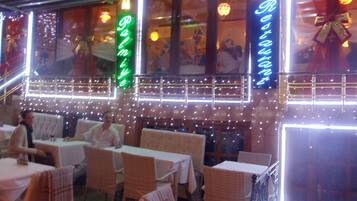 2 restaurantes, com serviço de café da manhã e almoço; culinária turca