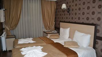 Quarto duplo standard | Roupas de cama premium, frigobar, cofres nos quartos