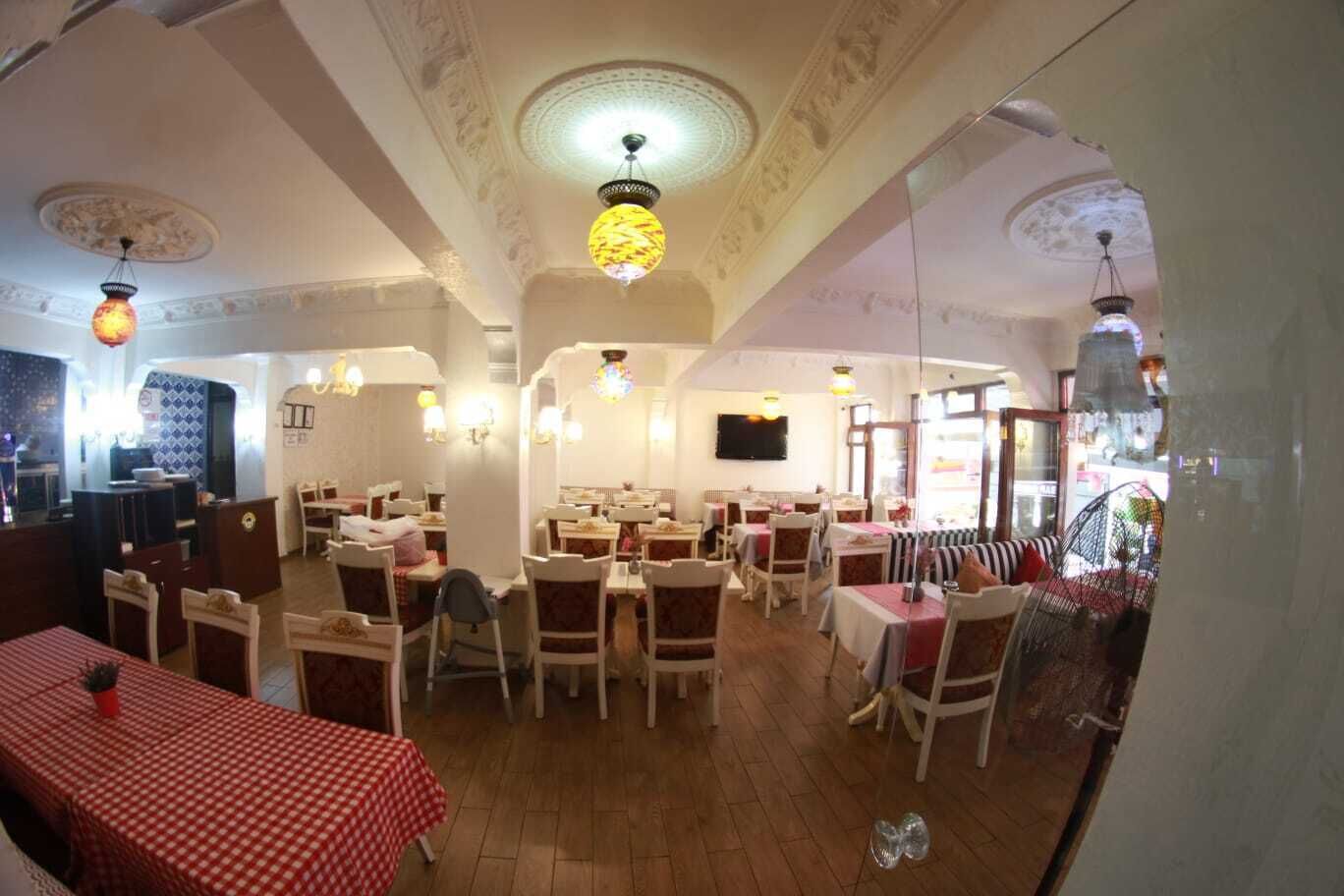 Café da manhã com buffet todos os dias (EUR 5 por pessoa) 