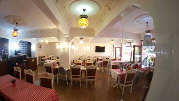 Café da manhã com buffet todos os dias (EUR 5 por pessoa)