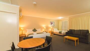 ห้องแฟมิลี่สตูดิโอสวีท | 2 ห้องนอน, ห้องเก็บเสียง, เตารีด/โต๊ะรีดผ้า, Wi-Fi ฟรี