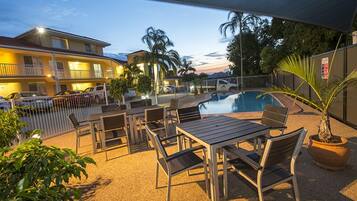 สระว่ายน้ำกลางแจ้ง, เก้าอี้อาบแดดริมสระ