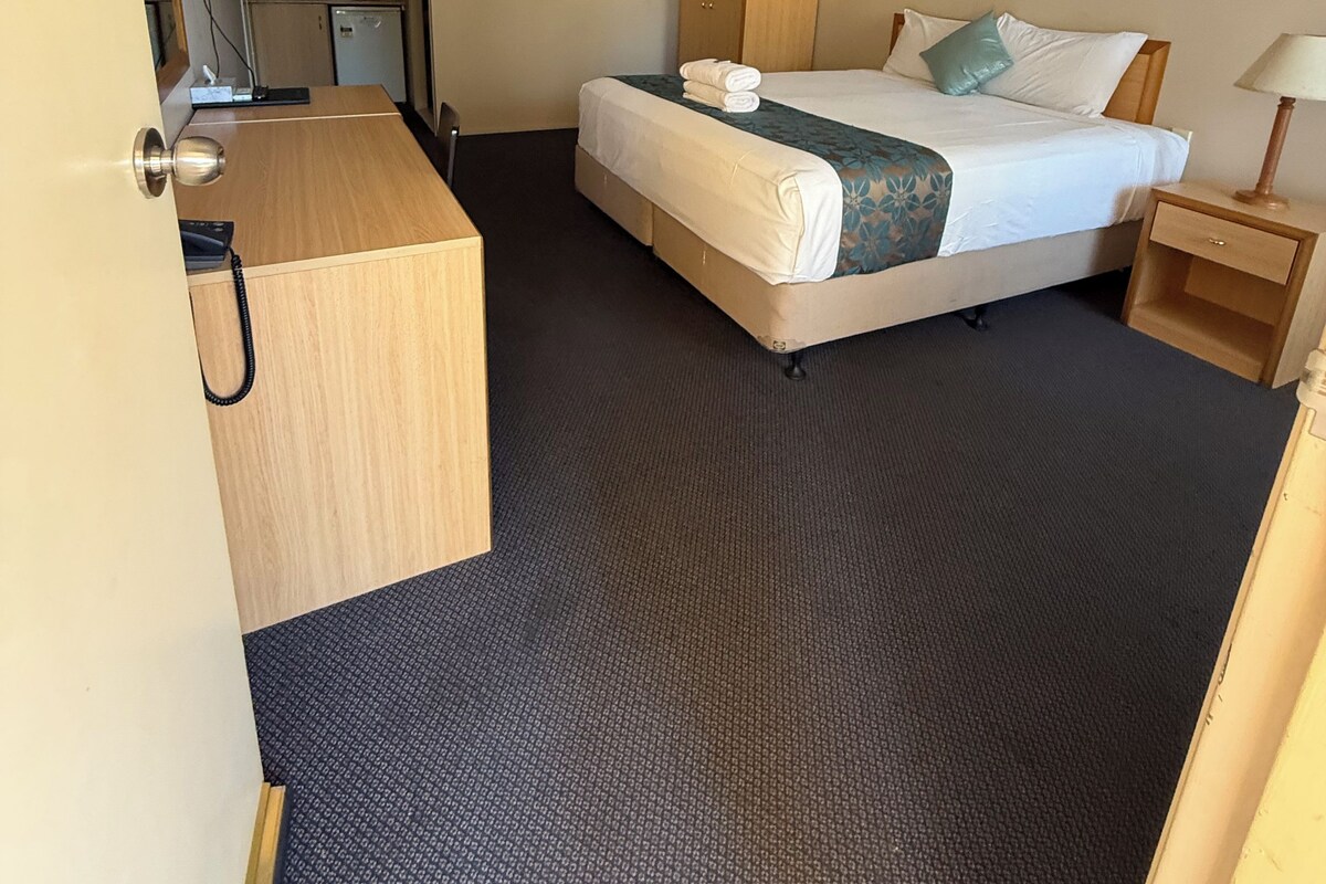 Double Room, Mobility Accessible | Soundproofing, iron/ironing board, WiFi (free), bed sheets