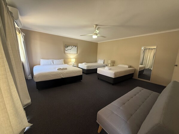 تجهيزات عازلة للصوت ومكواة/لوح كي وواي فاي مجانًا وملاءات أسرّة