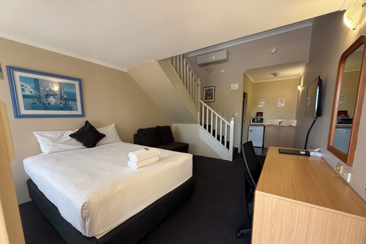 Corporate King | Soundproofing, iron/ironing board, WiFi (free), bed sheets