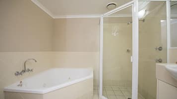 Spa Room | Bathroom | Shower, hair dryer, towels