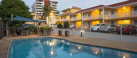 Alberca al aire libre y camastros