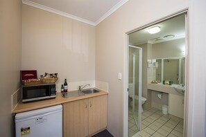 Family Studio Suite | Private kitchenette | Full-size fridge, coffee/tea maker, electric kettle, toaster - Harbour Sails Motor Inn (Gladstone)
