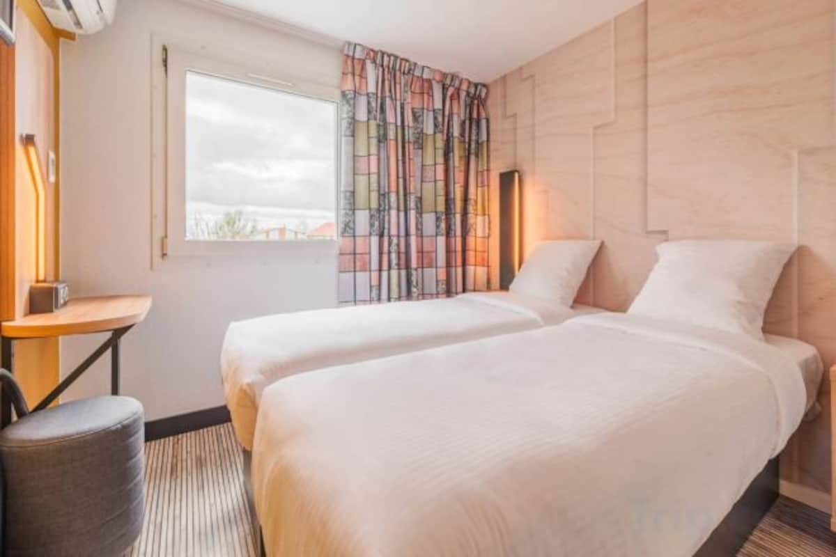 Premium bedding, desk, iron/ironing board (on request)