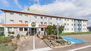 A B&B hotel with a sign, a parking lot, and a wheelchair-accessible space. - B&B HOTEL Mulhouse Sausheim (Sausheim)