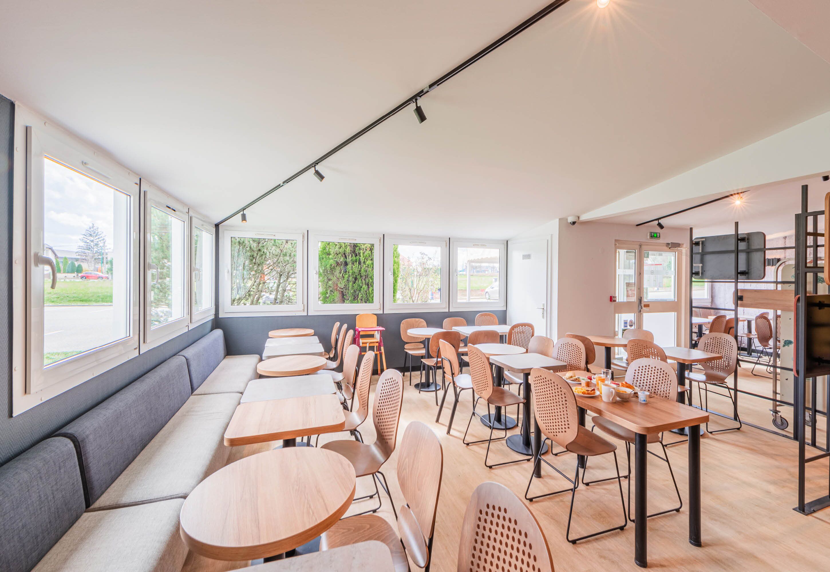 daily buffet breakfast for a fee