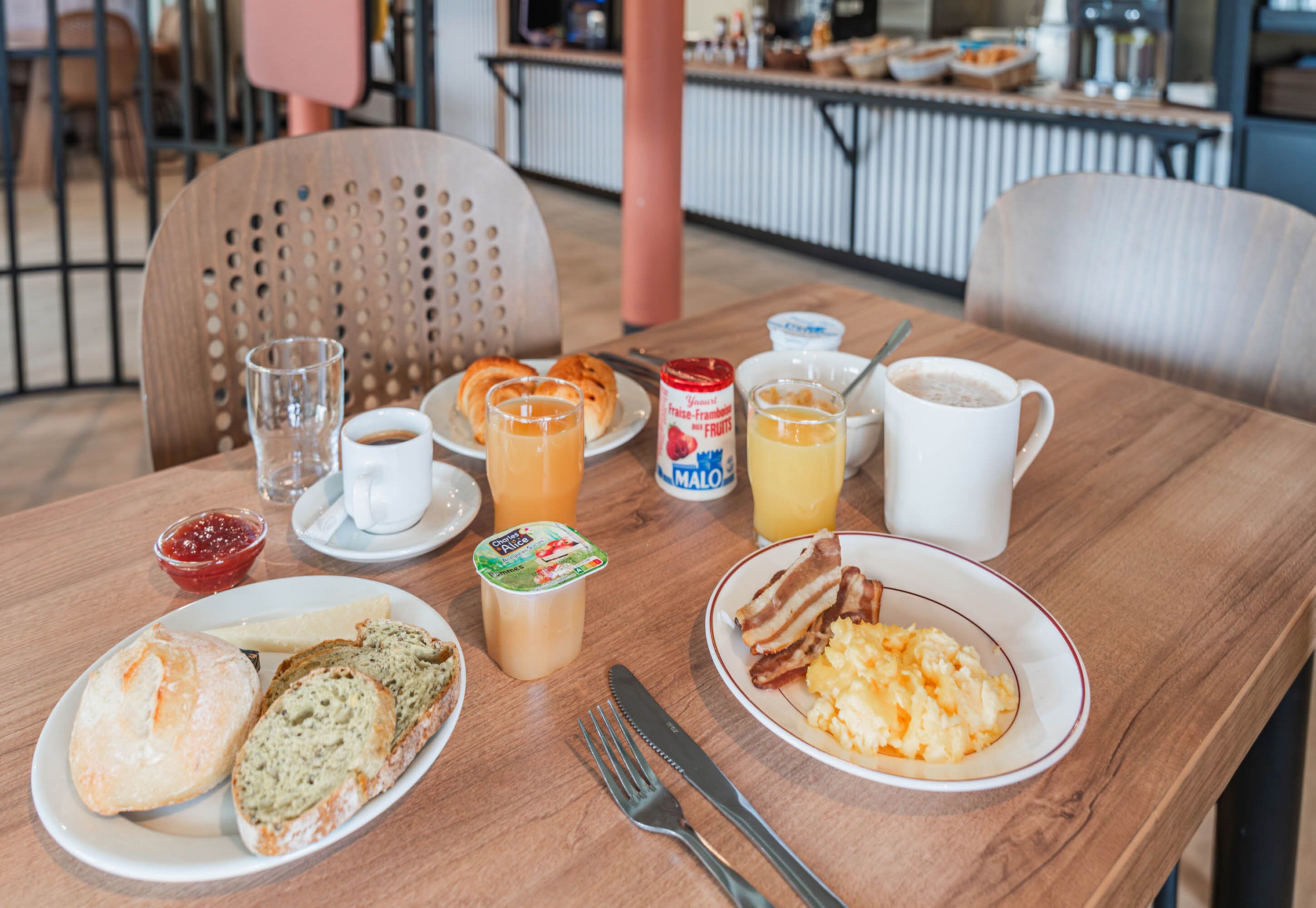 daily buffet breakfast for a fee