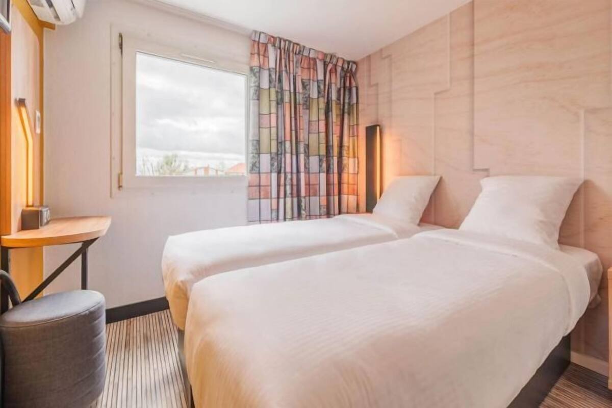 Premium bedding, desk, iron/ironing board (on request)