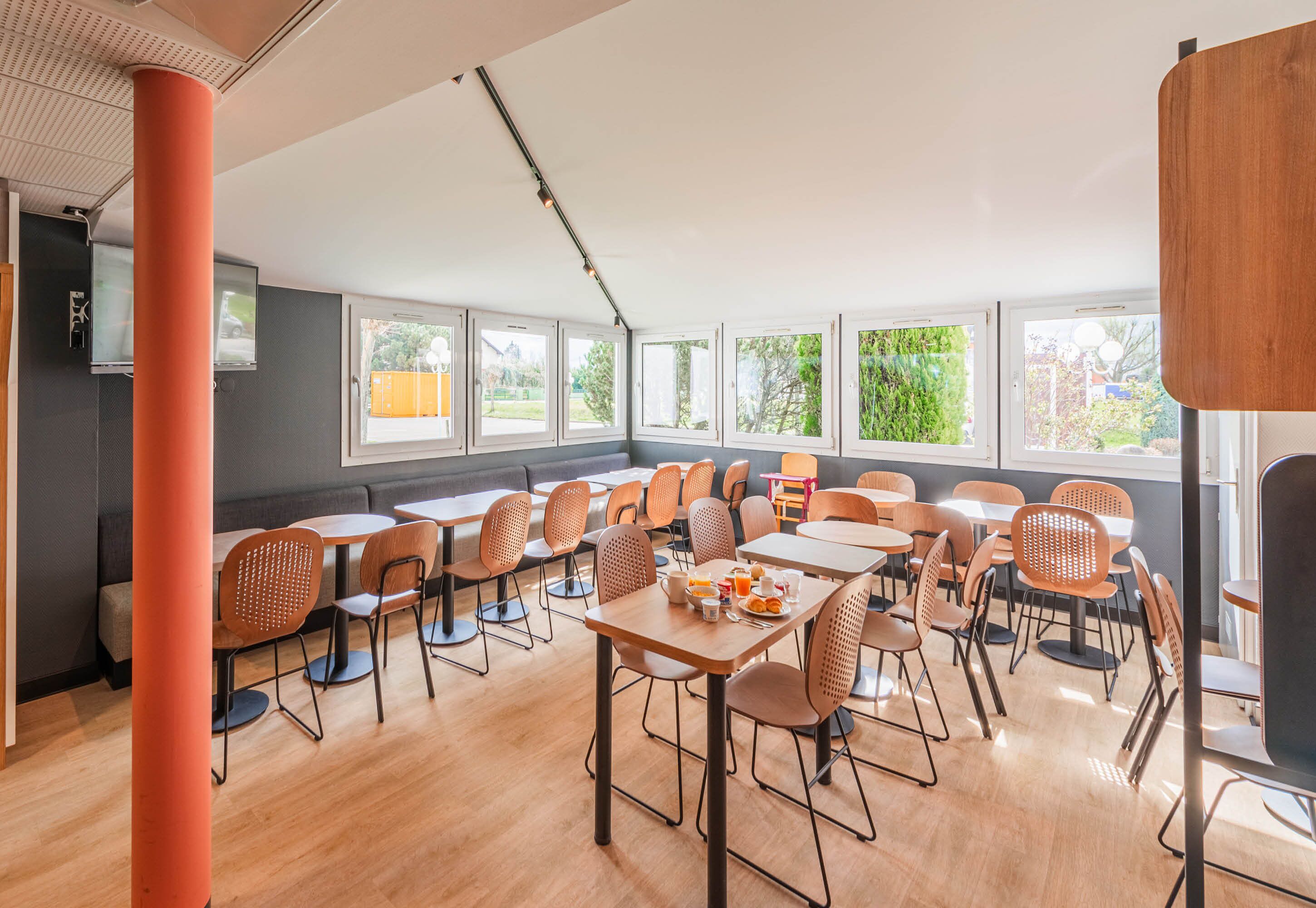 daily buffet breakfast for a fee