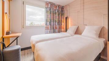 Standard Twin Room, Non Smoking | Premium bedding, desk, iron/ironing board, free cribs/infant beds
