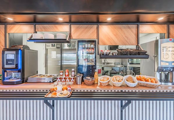 Petit déjeuner buffet servi tous les jours en supplément